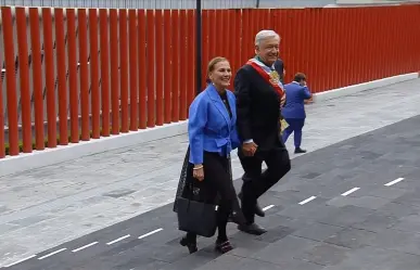 AMLO llega a San Lázaro portando la banda presidencial