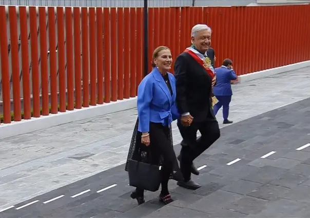 AMLO llega a San Lázaro portando la banda presidencial