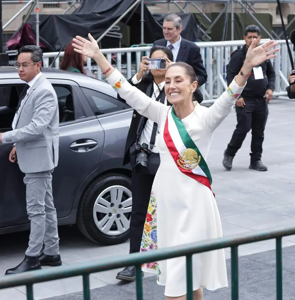 Claudia Sheinbaum llega al Zócalo; miles la recibieron