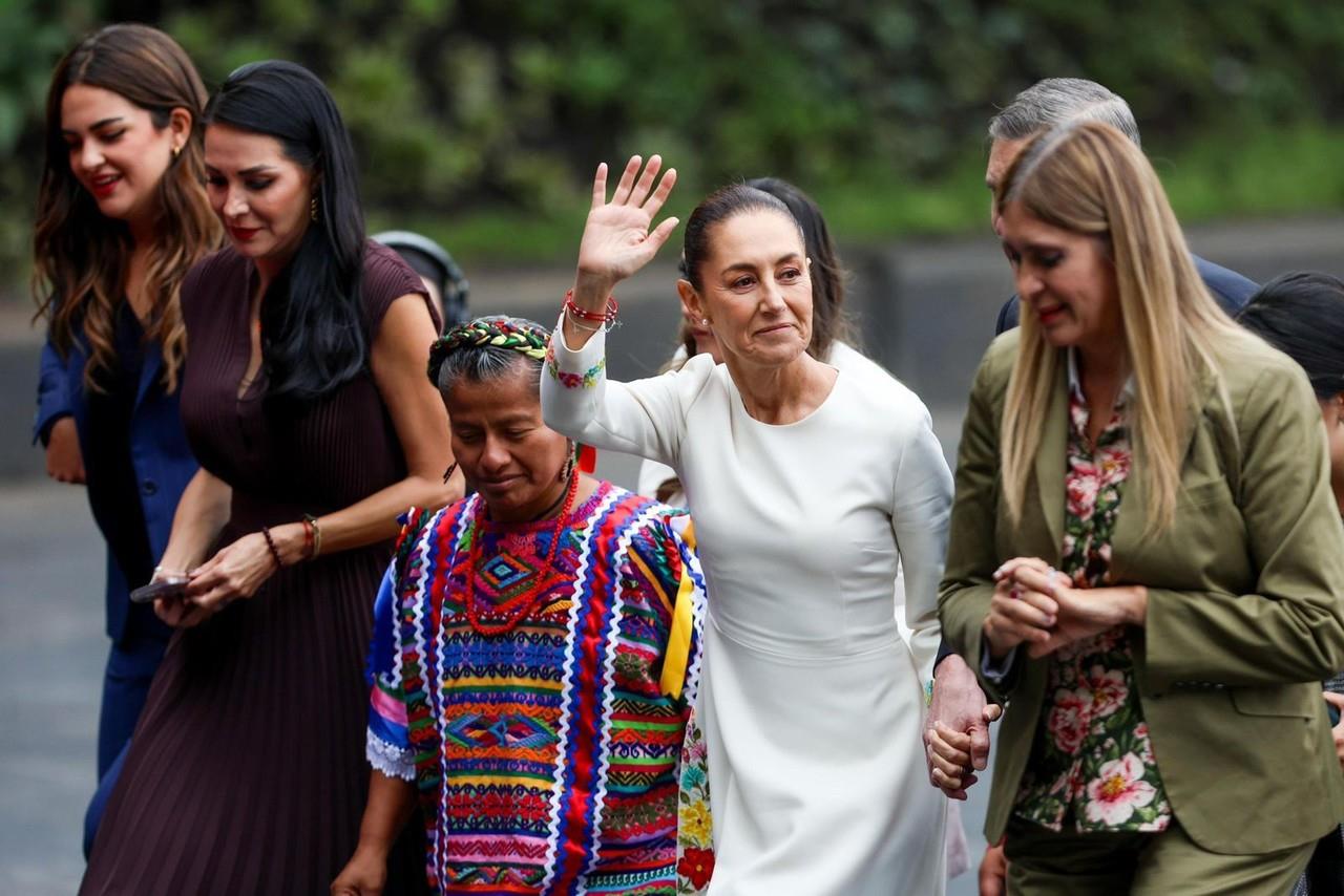 Vestido elaborado por una artesana mexicana y la banda presidencial formaron la vestimenta de Claudia Sheinbaum en su toma de protesta. Foto: Redes sociales