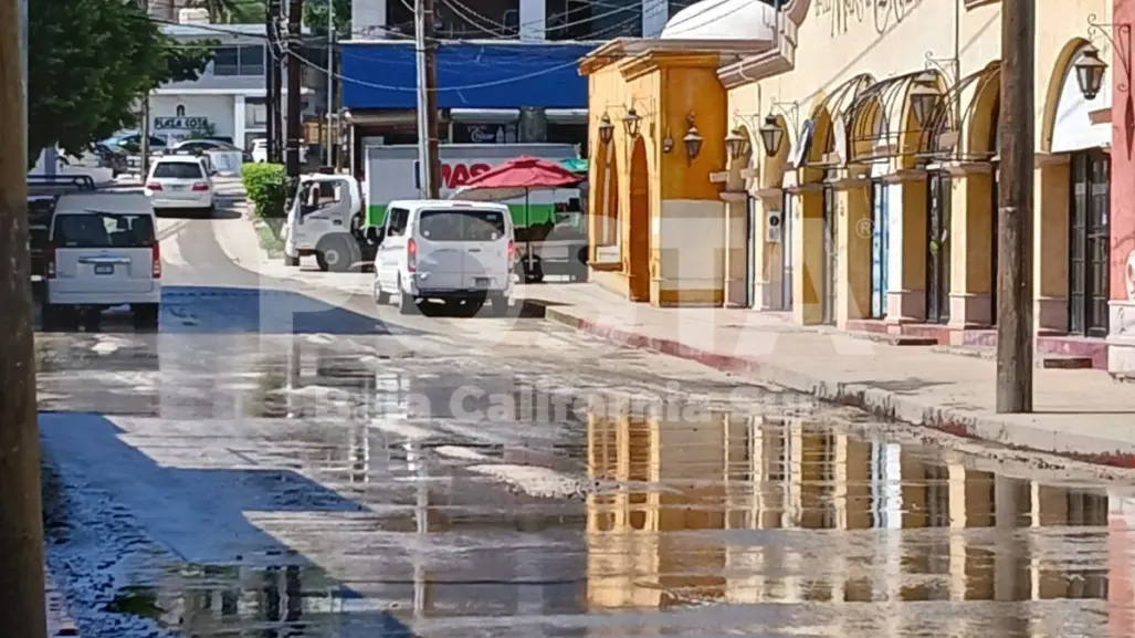 Derrame de aguas negras en centro histórico de Cabo San Lucas ahuyenta turismo