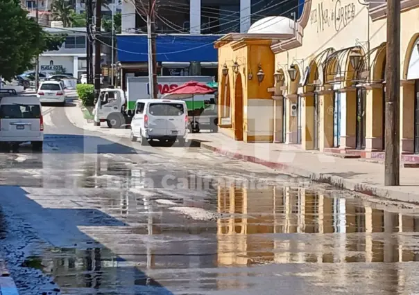 Derrame de aguas negras en centro histórico de Cabo San Lucas ahuyenta turismo