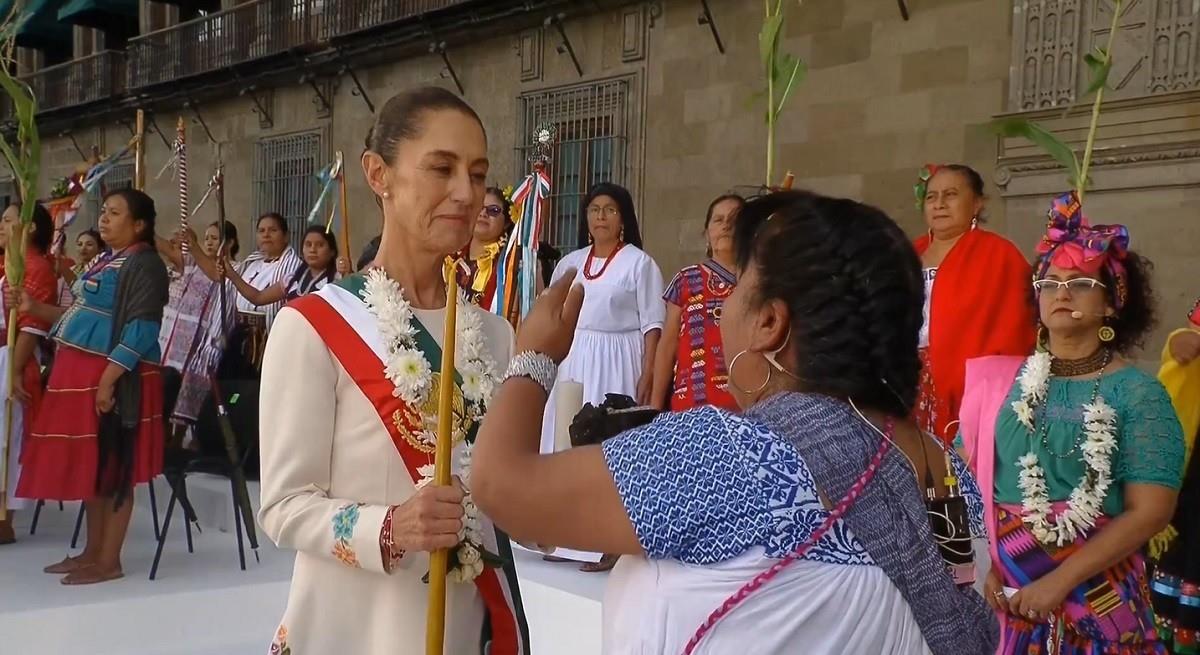 Recibe Claudia Sheinbaum Bastón de Mando; conoce su significado