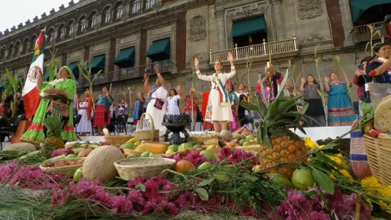 La presidenta Claudia Sheinbaum recibió el bastón de mando en una ceremonia en el zócalo de la Ciudad de México ante miles de simpatizantes. Foto: Captura de pantalla Gob. de México