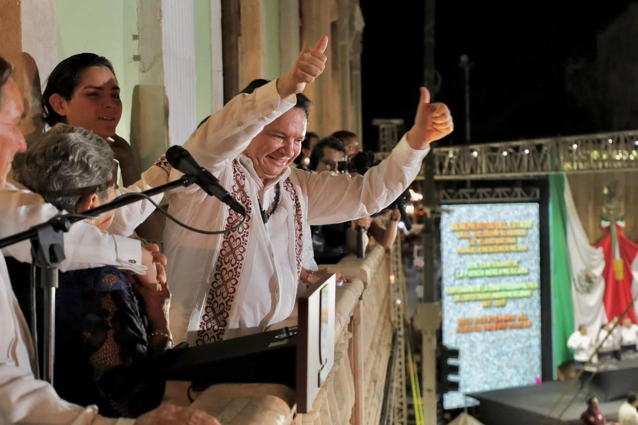 Joaquín Díaz Mena tomó protesta como Gobernador de Yucatán la noche del lunes 30 de septiembre ante un nutrido público en la Plaza Grande de Mérida.- Foto de Irving Gil