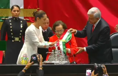 Ifigenia Martínez ¿Quién es y porqué entregó la banda a Claudia Sheinbaum?