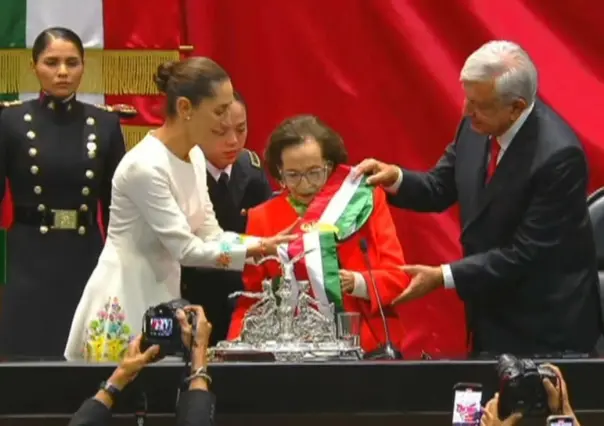 Ifigenia Martínez ¿Quién es y porqué entregó la banda a Claudia Sheinbaum?