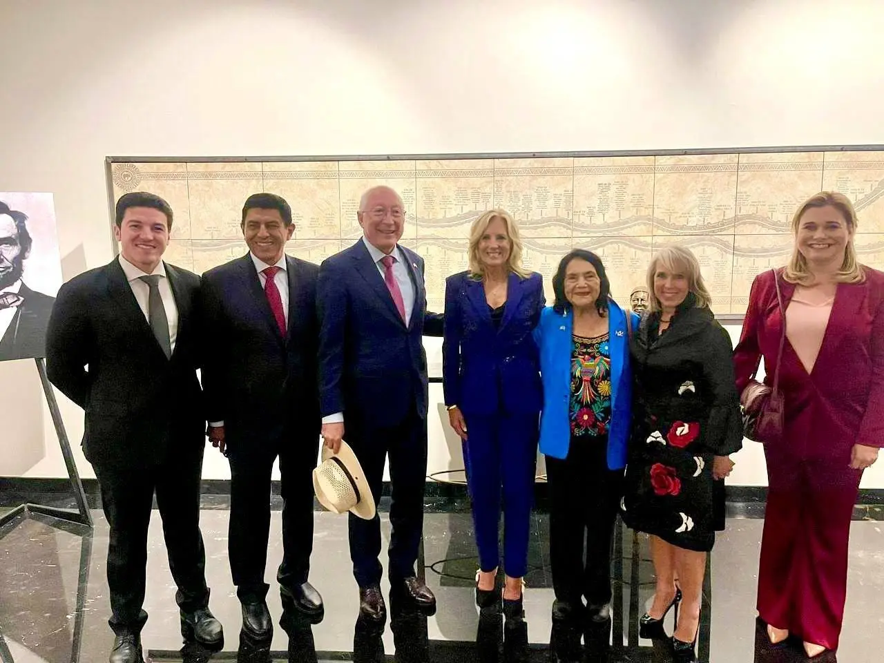 Samuel García, gobernador de Nuevo León junto a la comitiva que recibió a Jill Biden en CDMX. Foto: Samuel García.