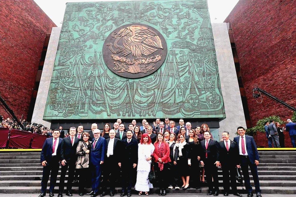 El Gobernador de Jalisco junto a otros gobernadores del país.