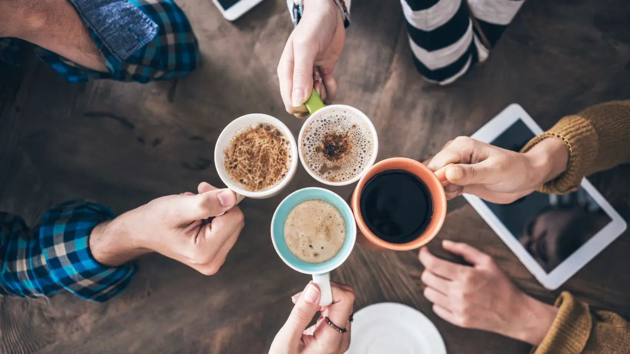 Los productores y cortadores de café enfrentan pérdidas significativas debido a la falta de lluvia. Foto: Canva.