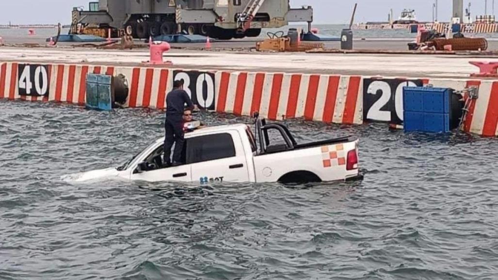 Caen trabajadores del SAT con todo y camioneta al mar en el puerto de Veracruz