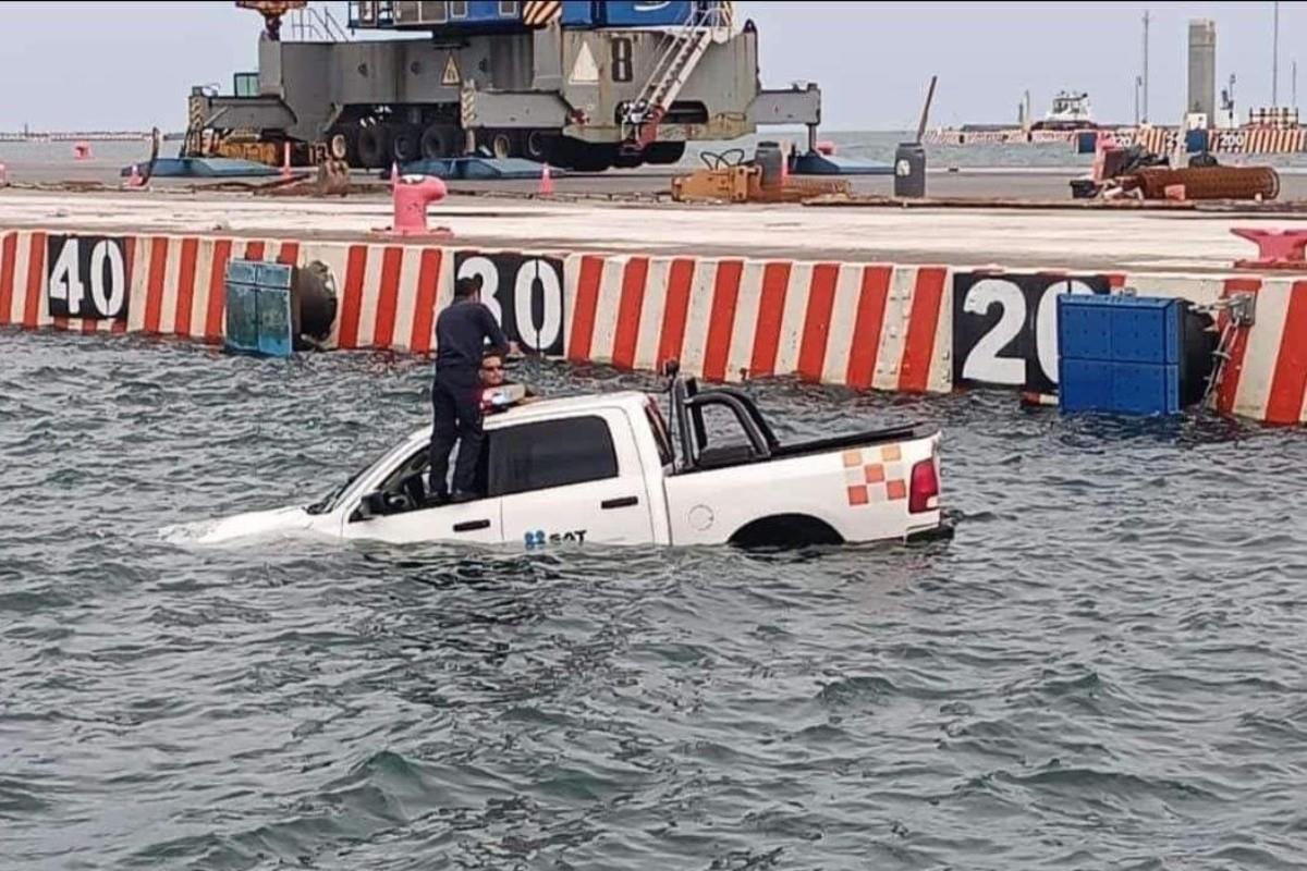 El vehículo quedó hundido en el agua Foto: X(Twitter) @VictorToriz