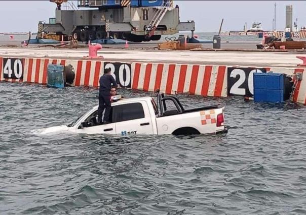 Caen trabajadores del SAT con todo y camioneta al mar en el puerto de Veracruz