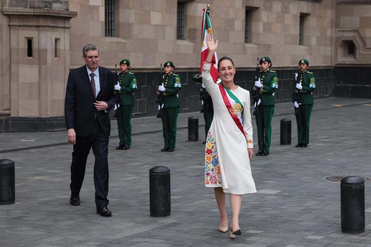 Claudia Sheinbaum, la primera mujer presidenta de México, presentó su ambicioso plan de 100 pasos para transformar el país, recibiendo el apoyo de cientos de miles en el Zócalo capitalino. Foto:Presidencia de México