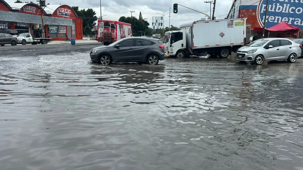 ¡Ahí sigue! Mega bache en Ecatepec continúa causando daños a automovilistas