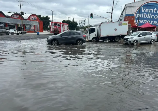 ¡Ahí sigue! Mega bache en Ecatepec continúa causando daños a automovilistas