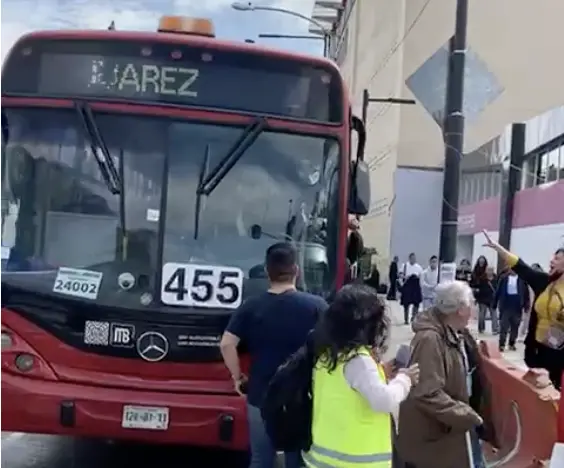 Manifestación en Balderas termina en pelea entre usuarios del Metrobús #VIDEO