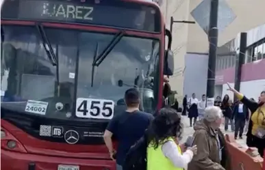 Manifestación en Balderas termina en pelea entre usuarios del Metrobús #VIDEO