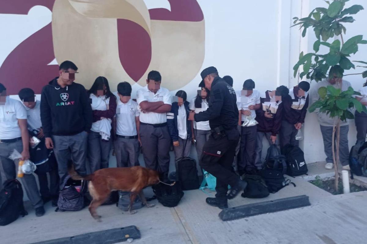 A ocho estudiantes les fueron encontradas sustancias ilícitas y armas blancas, que fueron entregadas a las autoridades educativas para notificar a los padres de familia. Foto: Carlos García