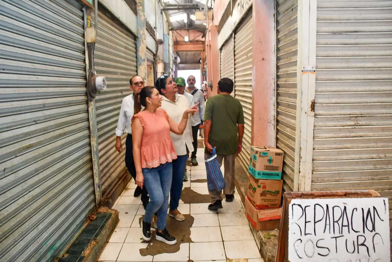 El mercado Lucas de Gálvez  fue visitado por autoridades municipales para conocer los problemas que aquejan al sitio y así solucionar los problemas.- Foto del Ayuntamiento de Mérida