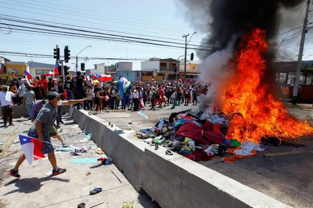 Habitantes quemando a gente de origen venezolano Foto: X(Twitter) @PublioPertinax