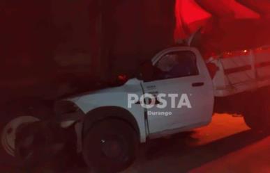 Adulto mayor muere al chocar contra un camión varado en carretera