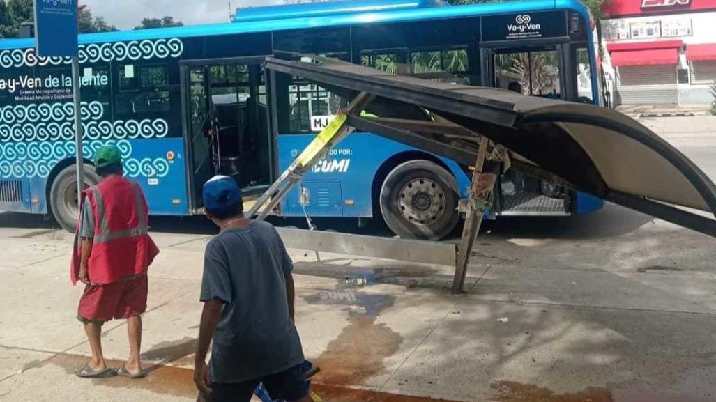 Nuevo accidente del Va y Ven: derriba un paradero en Piedra de Agua