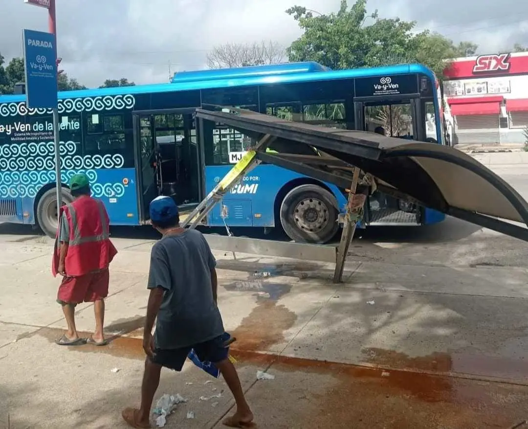 Una unidad del sistema de transporte Va y Ven chocó contra un paradero ubicado en el fraccionamiento Piedra de Agua.- Foto de DESDE El Camino REAL