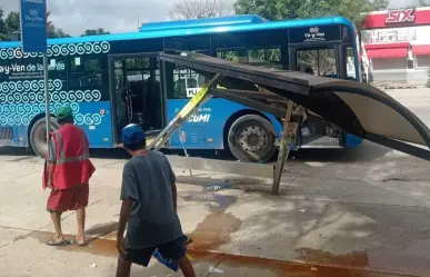 Nuevo accidente del Va y Ven: derriba un paradero en Piedra de Agua