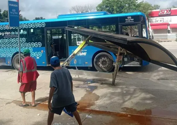 Nuevo accidente del Va y Ven: derriba un paradero en Piedra de Agua