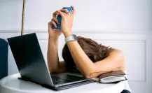 ¿Por qué las trabajadoras son más propensas al síndrome de burnout?