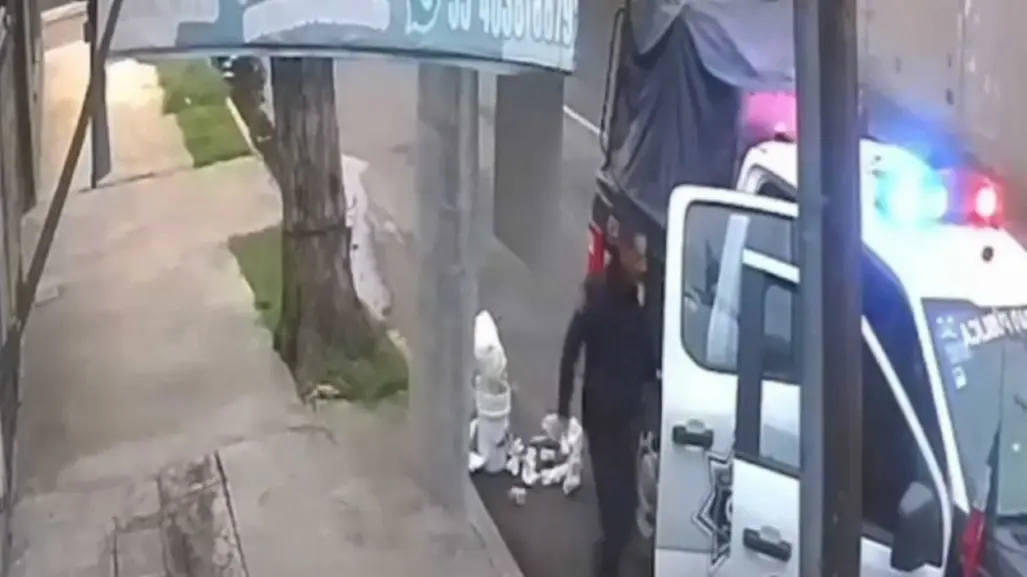 ¡Policías cochinos! Graban a uniformados tirando basura (VIDEO)