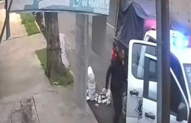 ¡Policías cochinos! Graban a uniformados tirando basura (VIDEO)