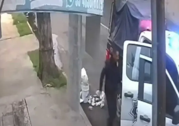 ¡Policías cochinos! Graban a uniformados tirando basura (VIDEO)