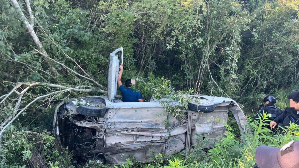 Vuelcan maestros en la carretera Casas- Soto la Marina; fallece uno