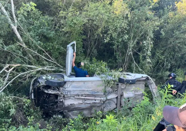 Vuelcan maestros en la carretera Casas- Soto la Marina; fallece uno