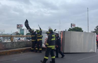 Camioneta transportadora de pan volcó en la entrada al AICM, hay dos heridos