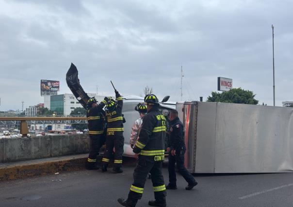 Camioneta transportadora de pan volcó en la entrada al AICM, hay dos heridos