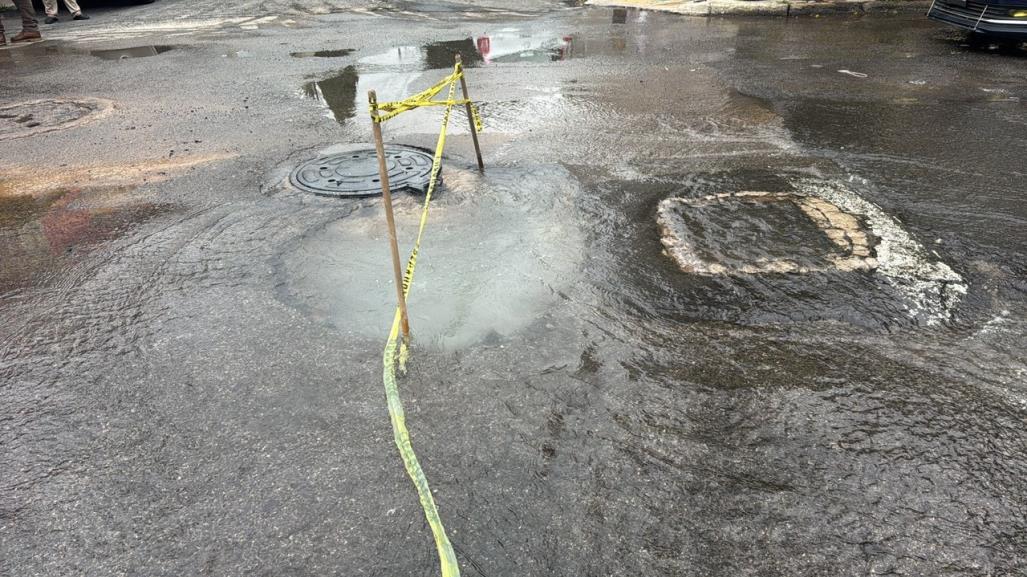 Socavón y fuga de agua causa desperdicio de miles de litros de agua en GAM