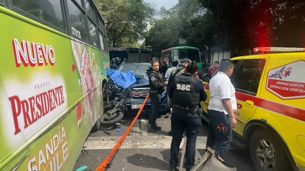 Delincuente motorizado muere prensado tras robo y persecución (FOTOS)