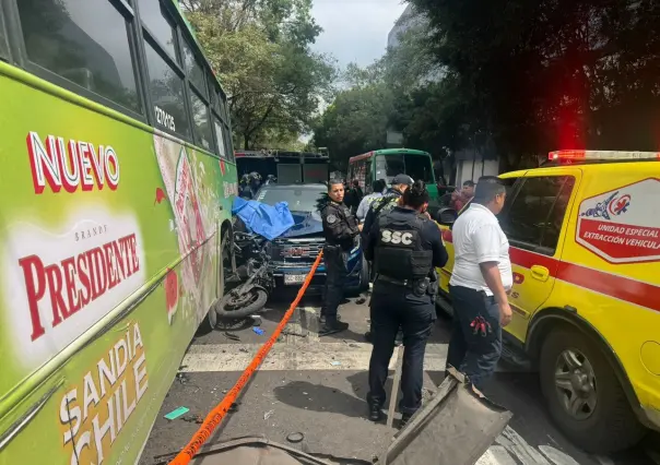 Delincuente motorizado muere prensado tras robo y persecución (FOTOS)