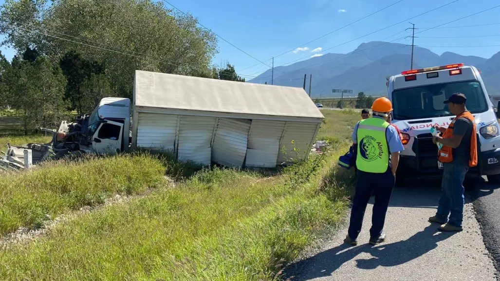 Camión derriba barda metálica de empresa en Ramos Arizpe