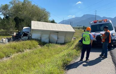 Camión derriba barda metálica de empresa en Ramos Arizpe