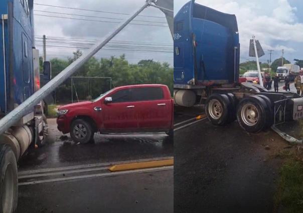 Accidente en la vía Mérida-Umán; tráiler invade el carril y provoca destrozos