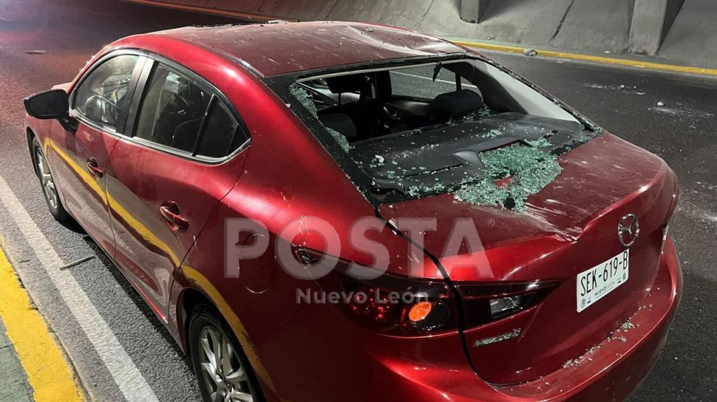 Caen rocas de puente y dañan auto en Monterrey (FOTOS)