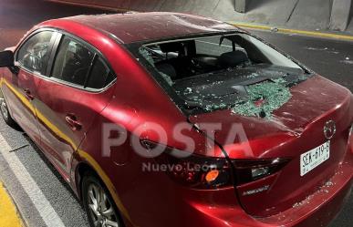 Caen rocas de puente y dañan auto en Monterrey (FOTOS)