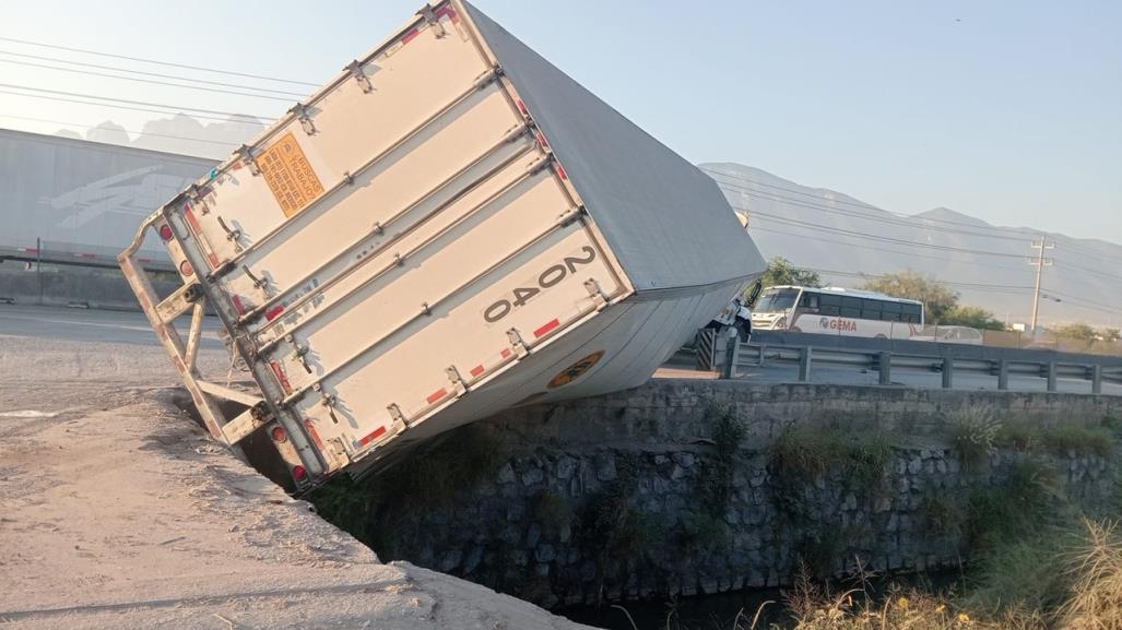 Cae tráiler a canalón y deja cuatro personas lesionadas en García (FOTOS)