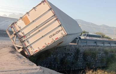 Cae tráiler a canalón y deja cuatro personas lesionadas en García (FOTOS)