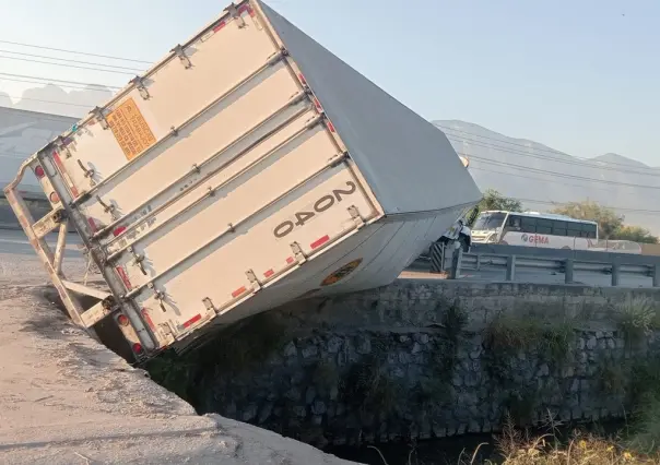 Cae tráiler a canalón y deja cuatro personas lesionadas en García (FOTOS)