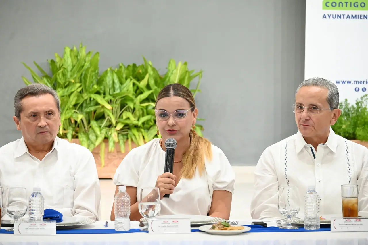 Alcaldesa de Mérida y el presidente de la CMIC, Raúl Monforte González. Foto: Ayuntamiento de Mérida